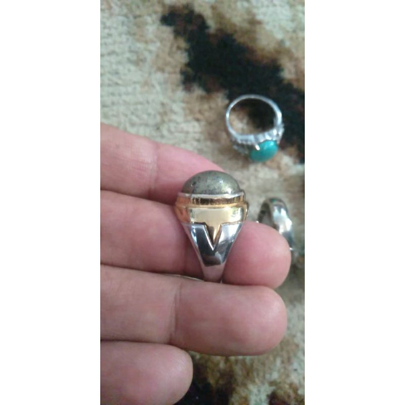 Cincin badar besi emas