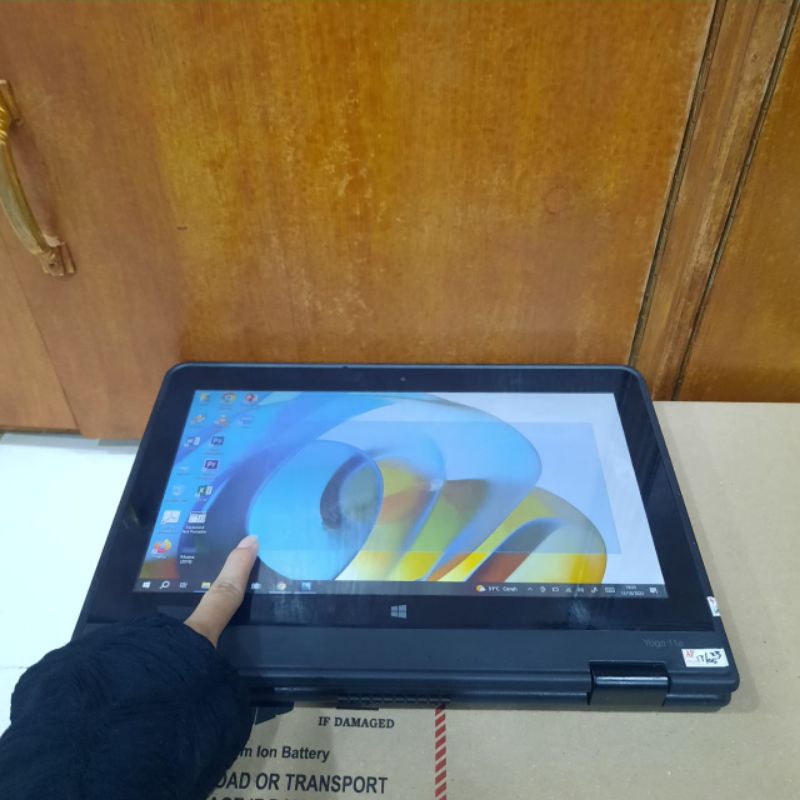 Lenovo Thinkpad Yoga 11e Touchscreen Flip bisa jadi tablet intel Ram 4Gb /SSD 128Gb