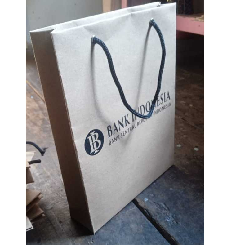 

Paperbag coklat custom logo nama ukuran 20x5x25; Premium tebal kemasan souvenir; shopping bag kraft;