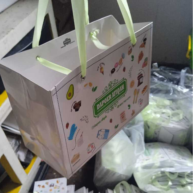 

Paperbag Printing 21x11x15 untuk kemasan hampers lebaran natal tahun baru; toples kue kering;