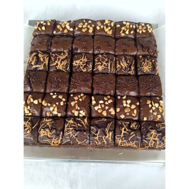 

Fudgy Brownies (Tebal) Sekat 36 Ukuran 20x20 cm Fudgy Brownies nyoklat Shiny Crust mix topping Fudgy Brownies Bites panggang