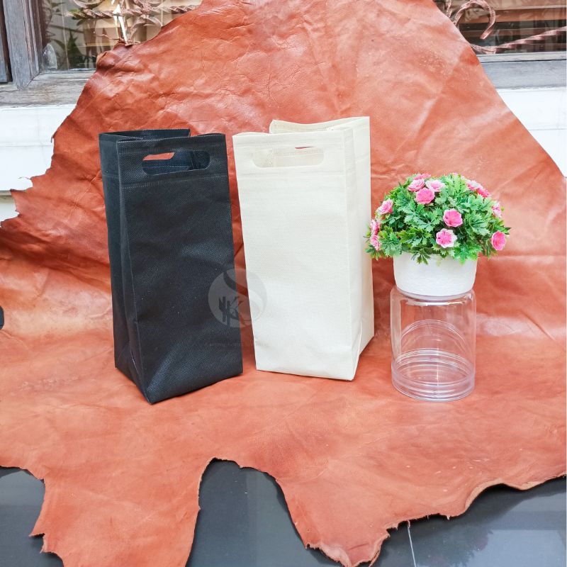 

Tas Spunbond SOS Oval 12x11x28 Mug, Tumbler, Botol, Souvenir, Hampers, Mini cake, Pudding, Dessert