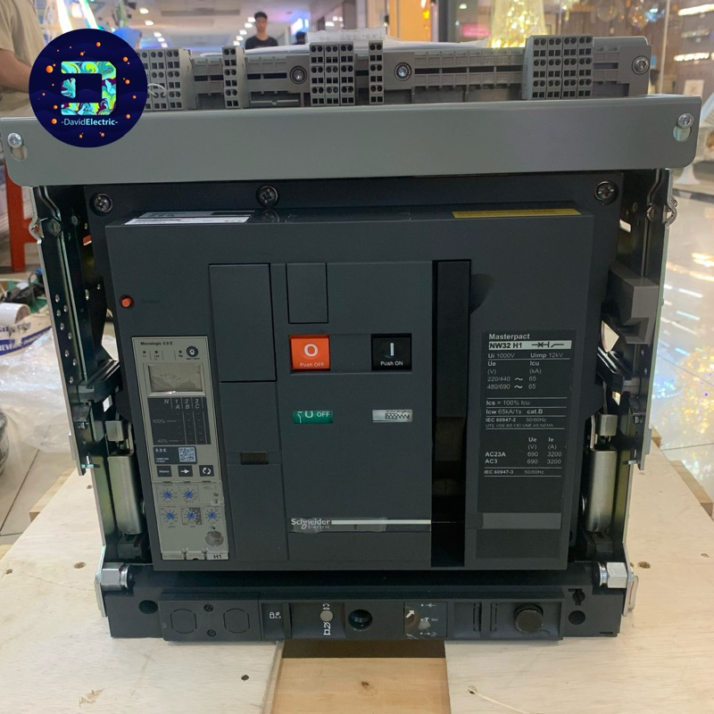 Schneider ACB NW32 H1 3200A 3P NW32H13D2EH Drawout Micrologic 2.0E