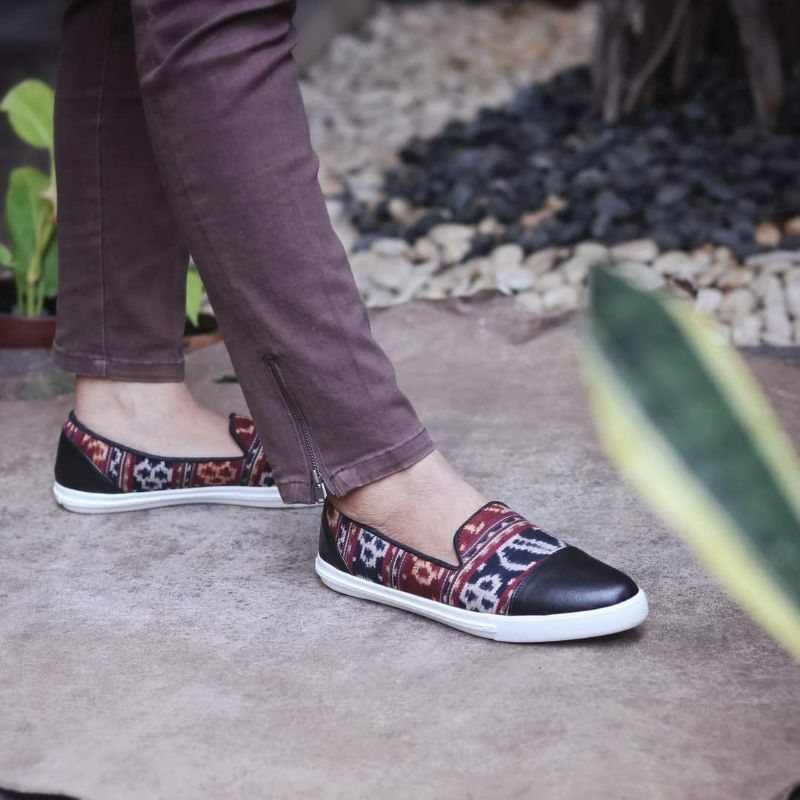 SLIP ON SEPATU TENUN NTT, SEPATU ETNIK, SEPATU KULIT