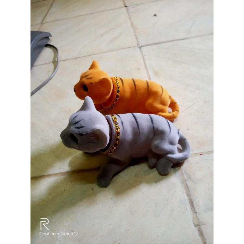 boneka kucing kepala goyang