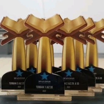 TROPHY AKRILIK, PLAKAT AKRILIK, PLAKAT CUSTOM, PLAKAT KKN, PLAKAT PENGHARGAAN, PLAKAT KELULUSAN