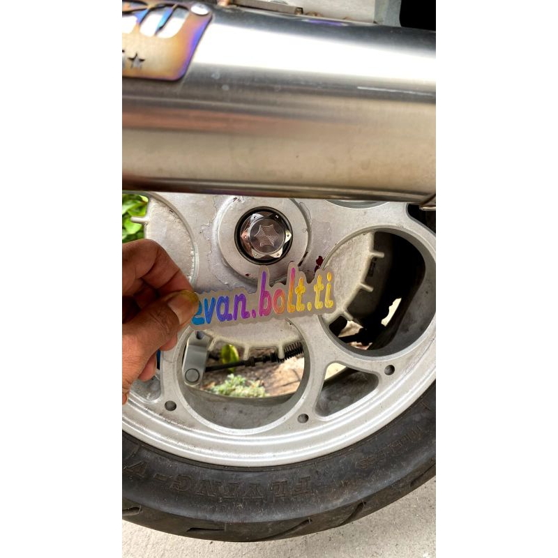 Mur Titanium as roda belakang vespa matic model tutup
