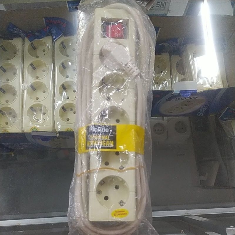 Stop Kontak 5 lubang Pioline