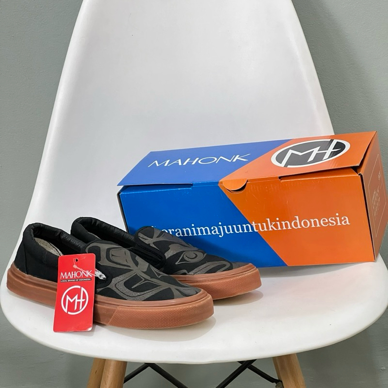 SEPATU BRAND LOKAL || Sepatu Mahonk Slip On Black Gum Motif CLH free Kaos Kaki
