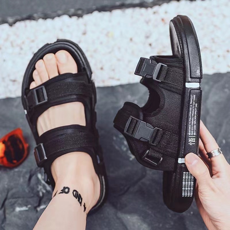 sandal pria selop Sandal yang dipakai pria berkulit hitam, bergaya santai, mengenakan sandal ke luar