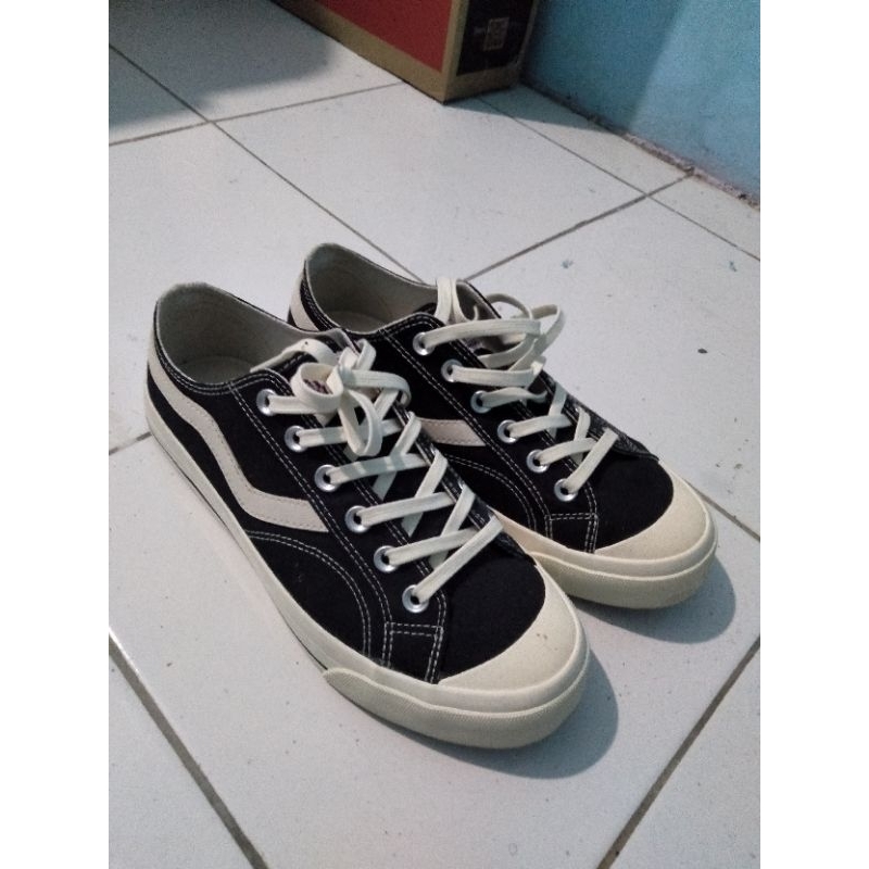 sepatu vantella list putih