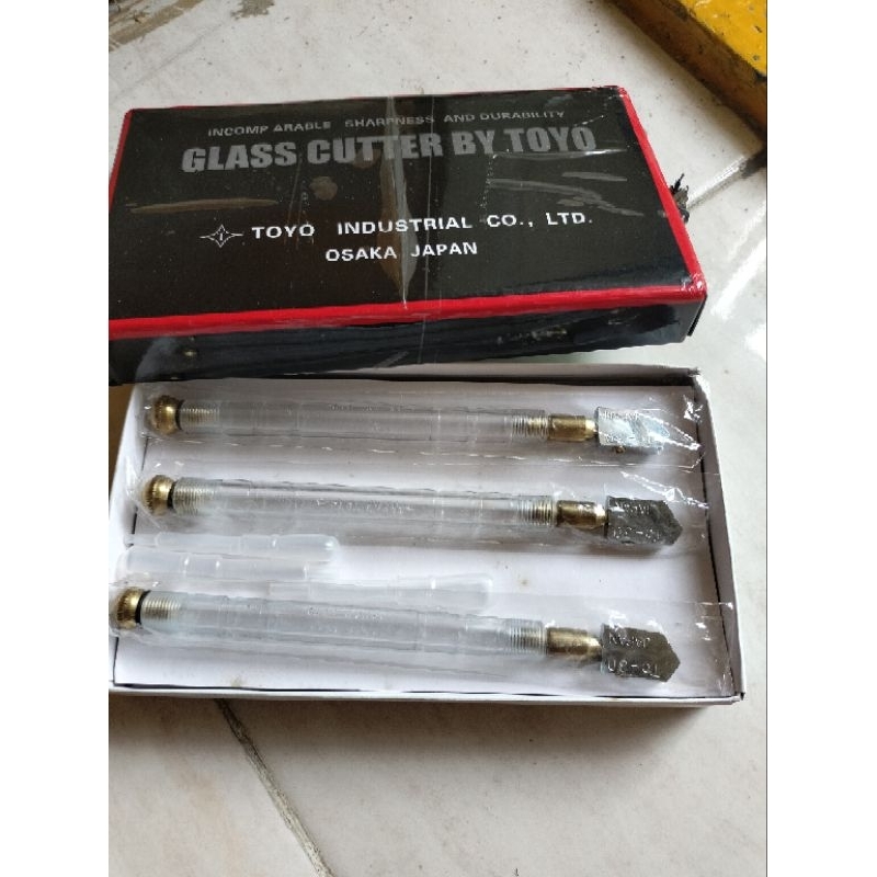 Glass Cutter Toyo TC 30/Alat Pemotong Kaca Toyo TC 30
