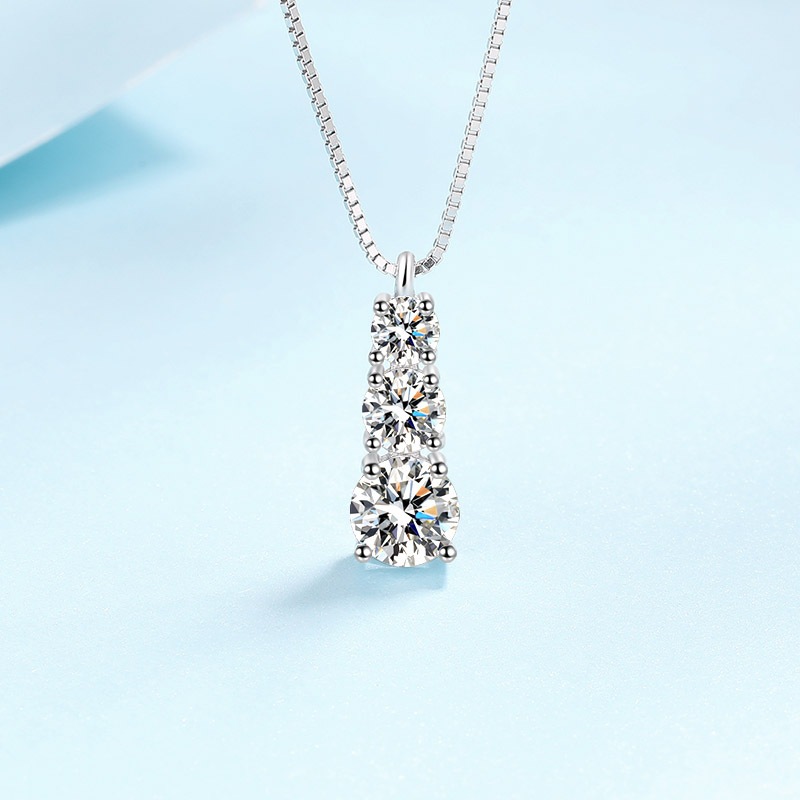 1.8ct moissanite diamond luck pendant
