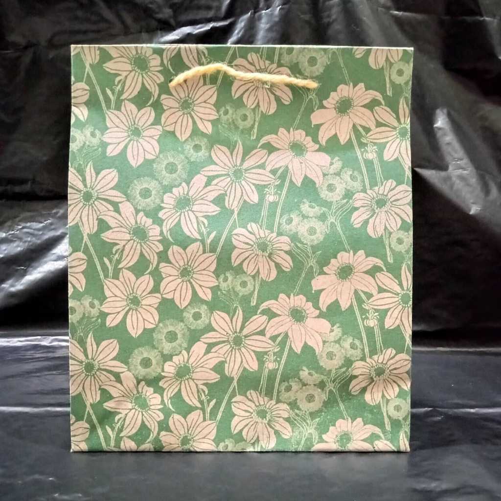 

[ ECER ] Paper bag Motif Bunga Hijau Ukuran 18 X 7 X 21 cm / Paper Bag / Shopping Bag / Tas Kertas Polos / Tas Sovenir