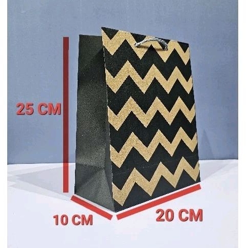 

Paperbag R6 Motif Zig Zag size 20 x 10 x 25 ( P x L x T ) Tas Kertas, Tas Souvenir, Tas Hajatan, Tas Kado, Tas Murah