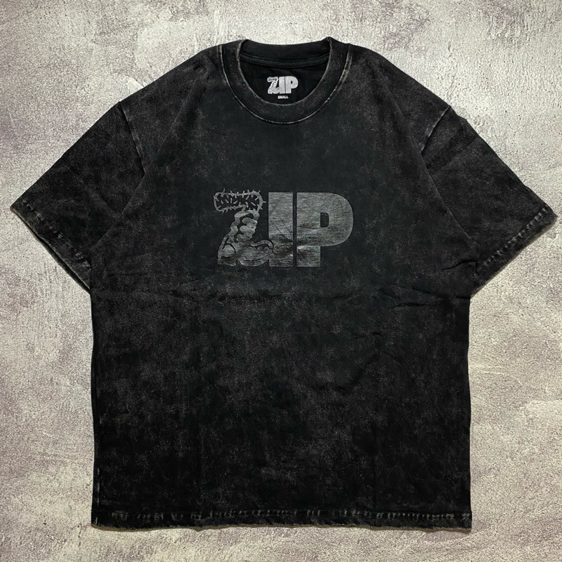 ZIP X ZODIAC JAKARTA TONAL LOGO BLACK WASHED TS