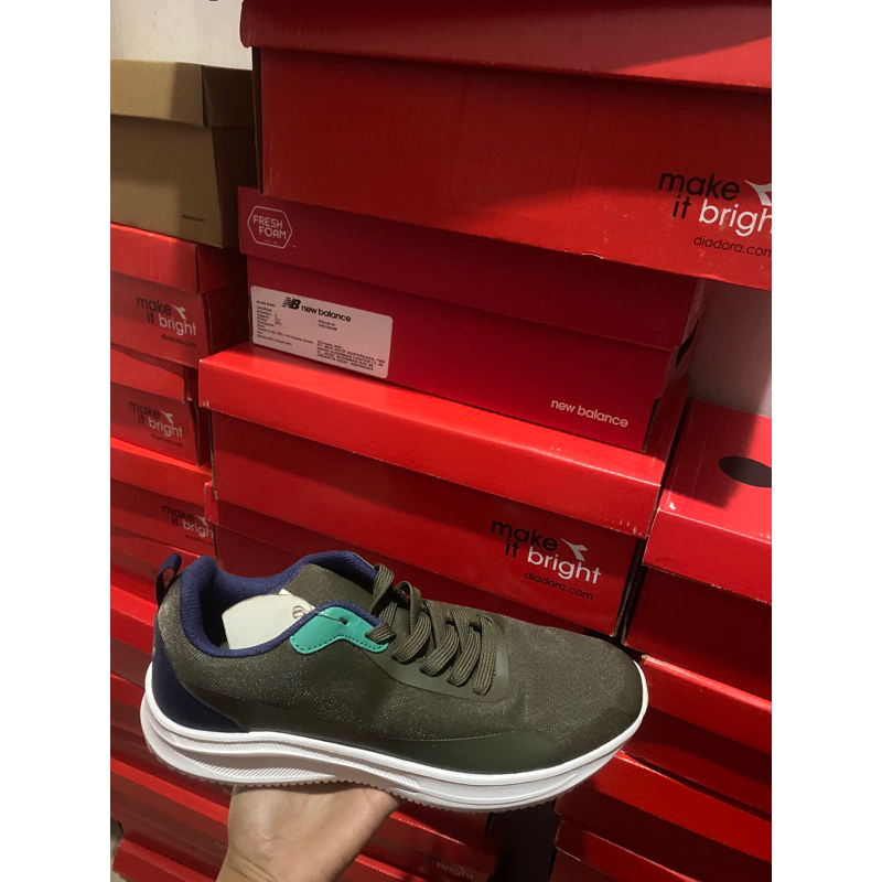 sepatu sport station keren. sale murah 70% size 42