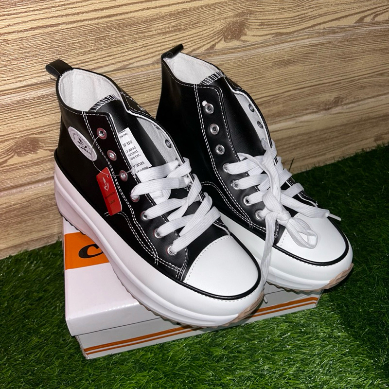 SEPATU SNEAKERS HITAM PUTIH