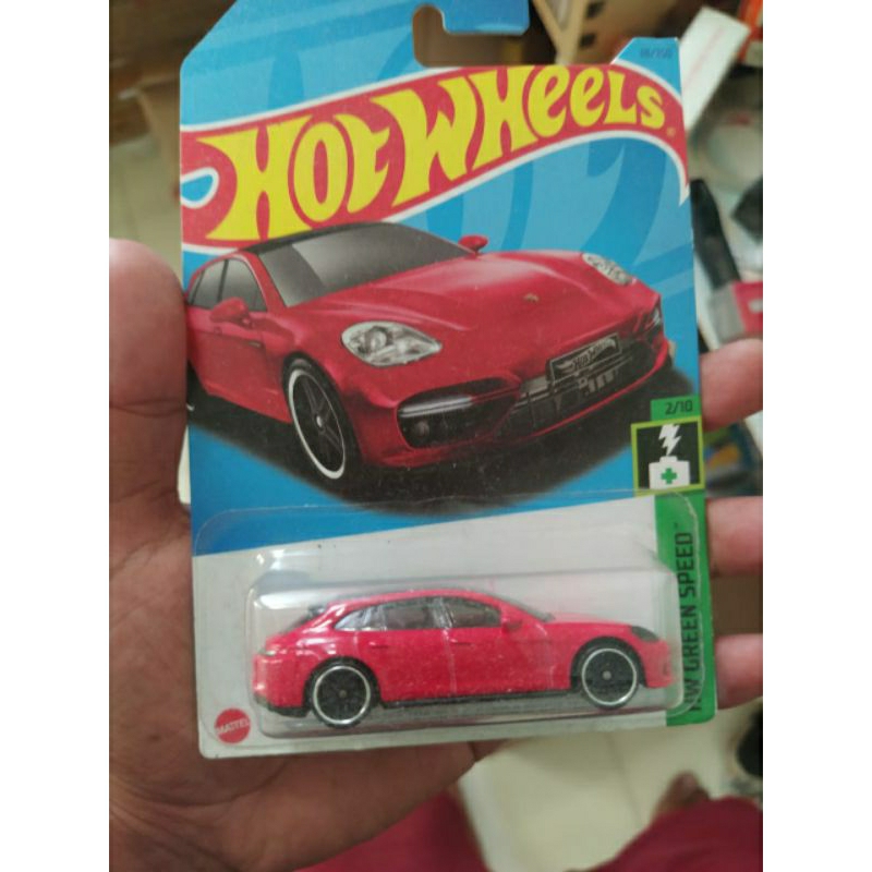 Hot Wheels Porsche Panamera Turbo merah / HotWheels Porsche Panamera Turbo merah