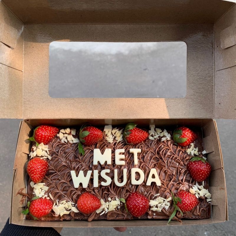 

Fudgy Brownies Cake Strawberry Almond Dessert.bymils