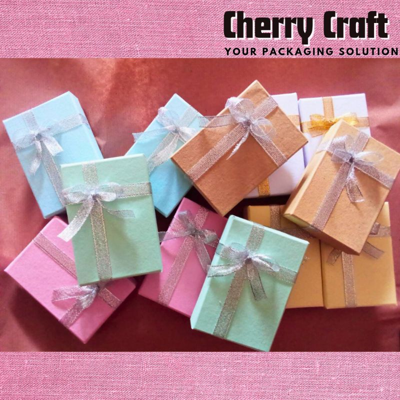 

Box Aksessories perhiasan 8x6x3 cm plus pita dan busa cream 2cm