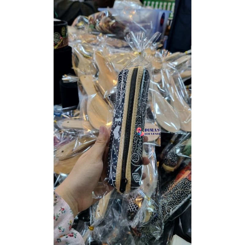 

ISI 50 TEMPAT PENSIL BATIK KEMAS PLASTIK