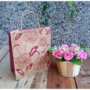 

Paperbag Motif Cantik / Tas Ulang Tahun / Tas Souvenir (Ukuran Kecil) Ukuran : Lebar 14.5 x Tinggi 17 x Tebal 6 cm