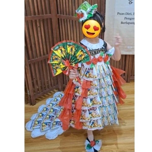 kostum dress dari bahan daur ulang. dapat topi bando,kipas, hiasan sepatu