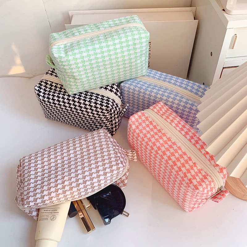 

Tempat Pensil Pouch Makeup Dotty Woven Pouch Kosmetik Multifungsi Kotak Pensil Korean Style Lucu Mini PC006 DOTTY