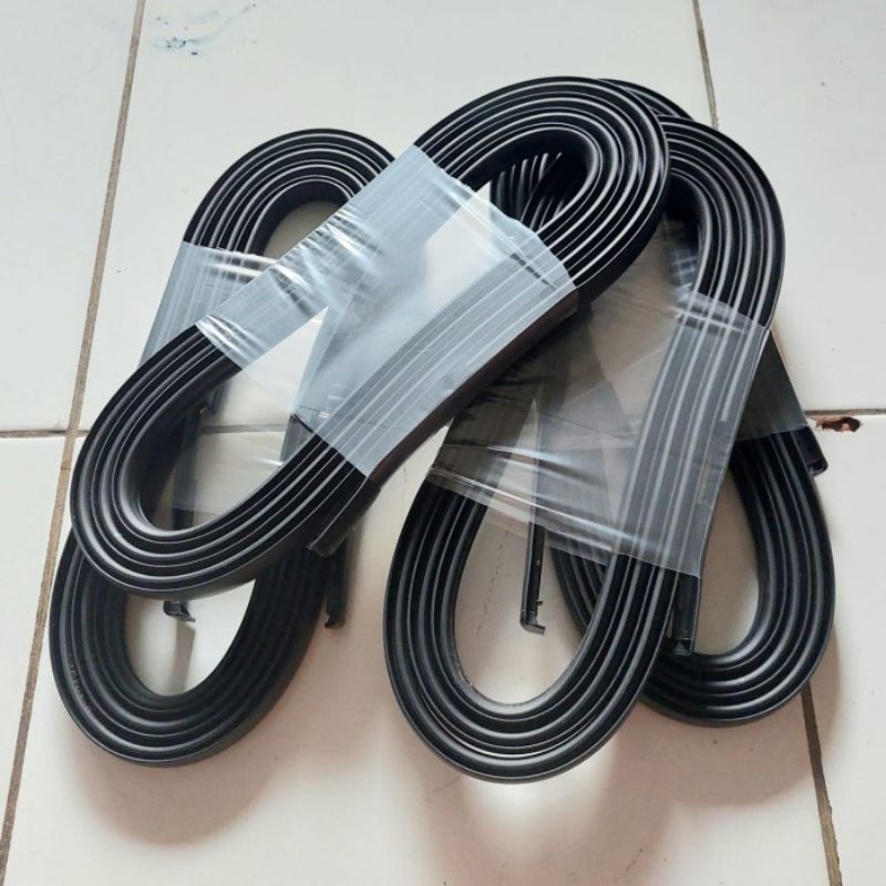 Karet roof / List moulding Toyota Calya