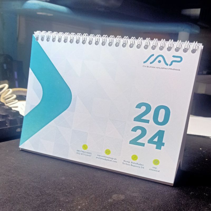 

Kalender Duduk 2025 Kalender Meja Glossy Tebal Custom Foto Desain