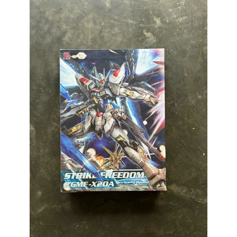 MG 1/100 Dragon Momoko Strike Freedom + Wing of light