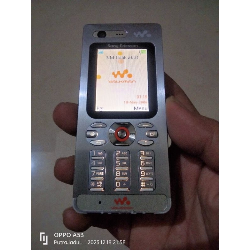 Sony Ericsson W880 i Normal Original Mulus Jadul Langka Unik Imut Speaker Bass Stereo Joss Khas Walk