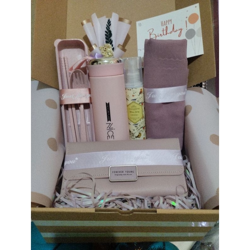 

Hampers Hijab Kado Ultah Istri Ibu Bestie Hadiah Ulang Tahun Dompet