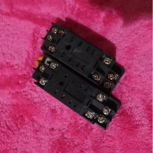 Relay 12vdc,24vdc,220vac+ socket 8 kaki - coil 220VAC dan 28VDC (Bekas)