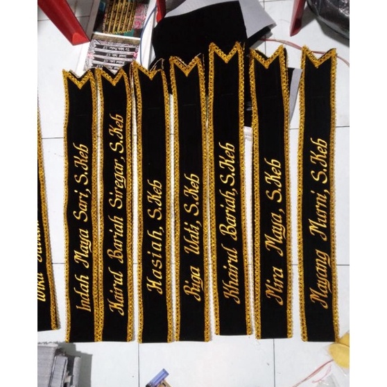 Kesempatan Emas SELEMPANG WISUDA MEDAN COD  RENDA  1 HARI JADI