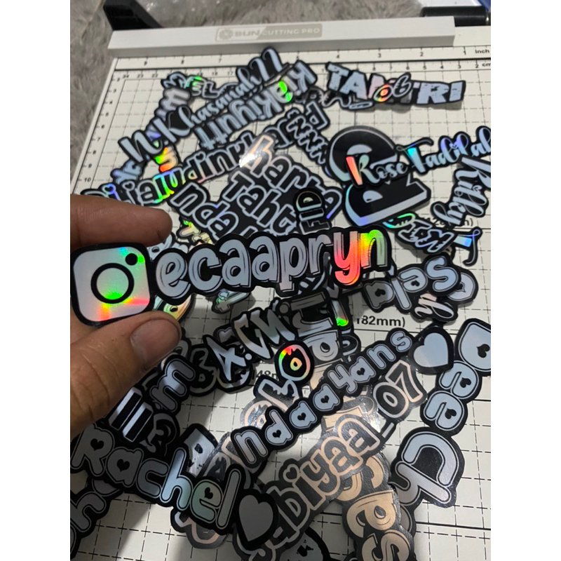 

STIKER HOLOGRAM COSTUM NAMA BEBAS sudah di gunting sesuai bentuk font