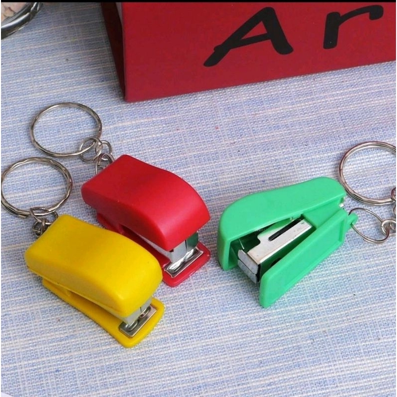 

GANTUNGAN KUNCI STAPLES MINI/ SOUVENIR STAPLES MINI