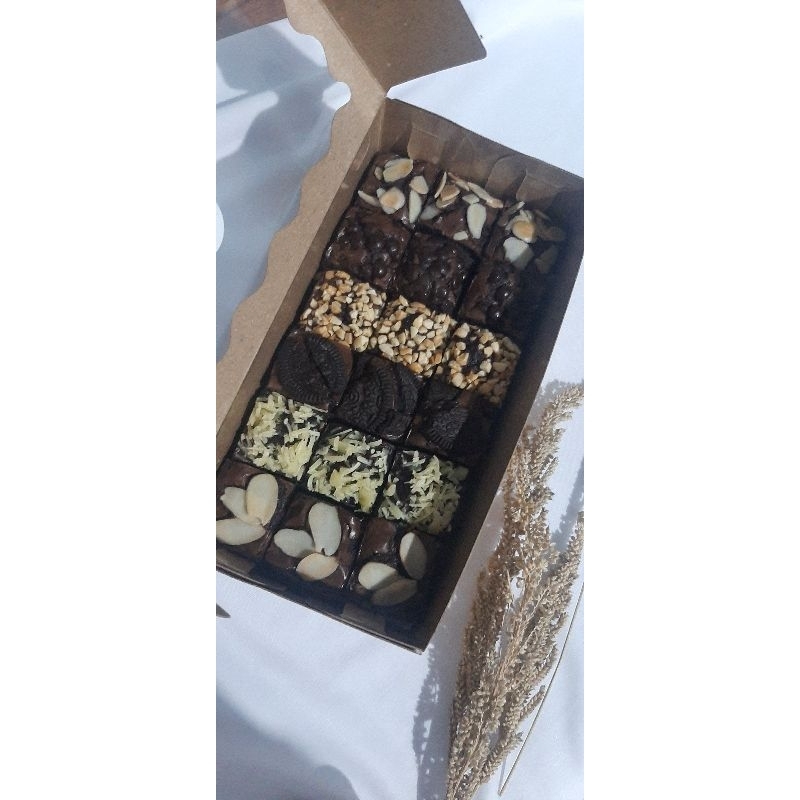 

Brownis Fudgy Size Medium (20 cm x 10 cm)