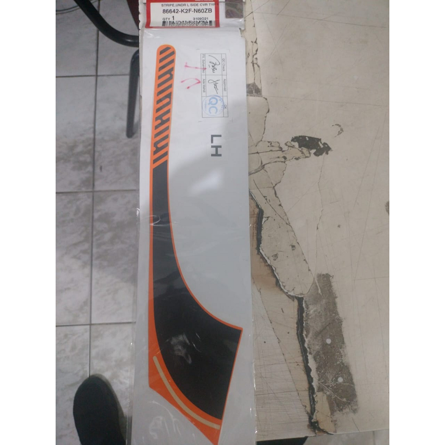 86642K2FN60ZB Stripe Undr L Side Cvr Type 1 LIST Sticker Body Samping Bawah Kiri Type 1 Honda Scoopy