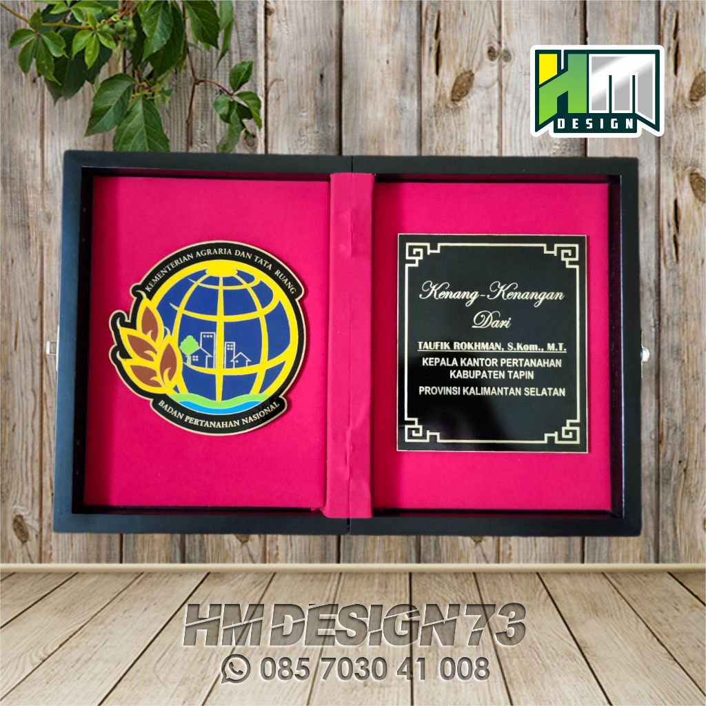 

PLAKAT BOX KAYU BUKU / PLAKAT BOX ACRILIC KUNINGAN