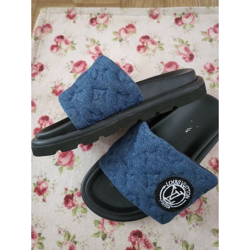 Sandal branded preloved