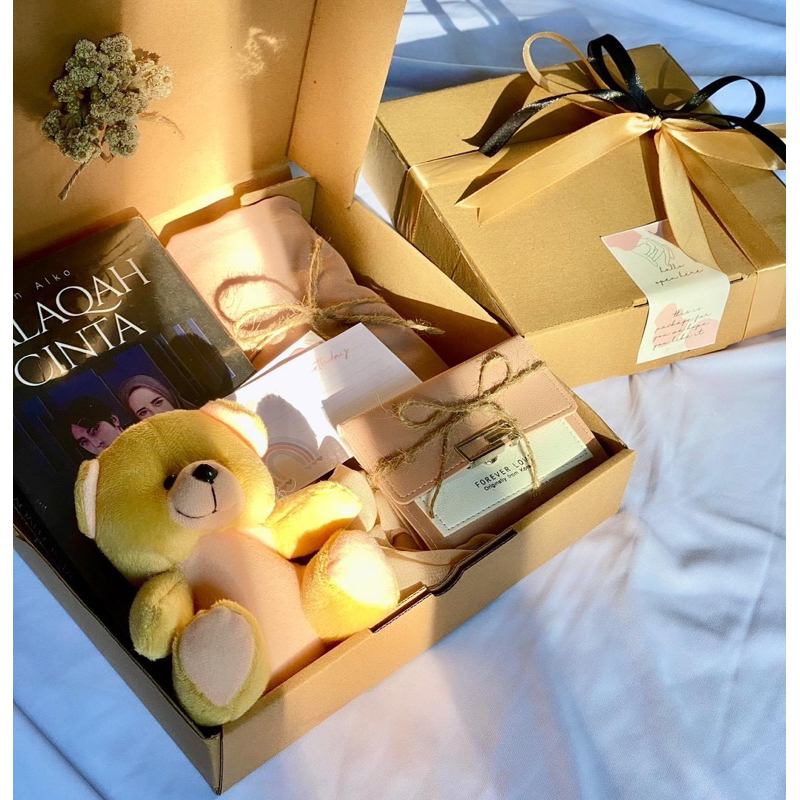 

HAMPERS BOX ISI BONEKA