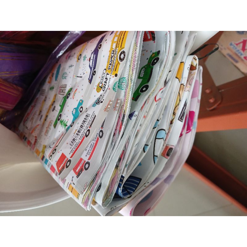 

Kertas kado dijual per 1 pcs