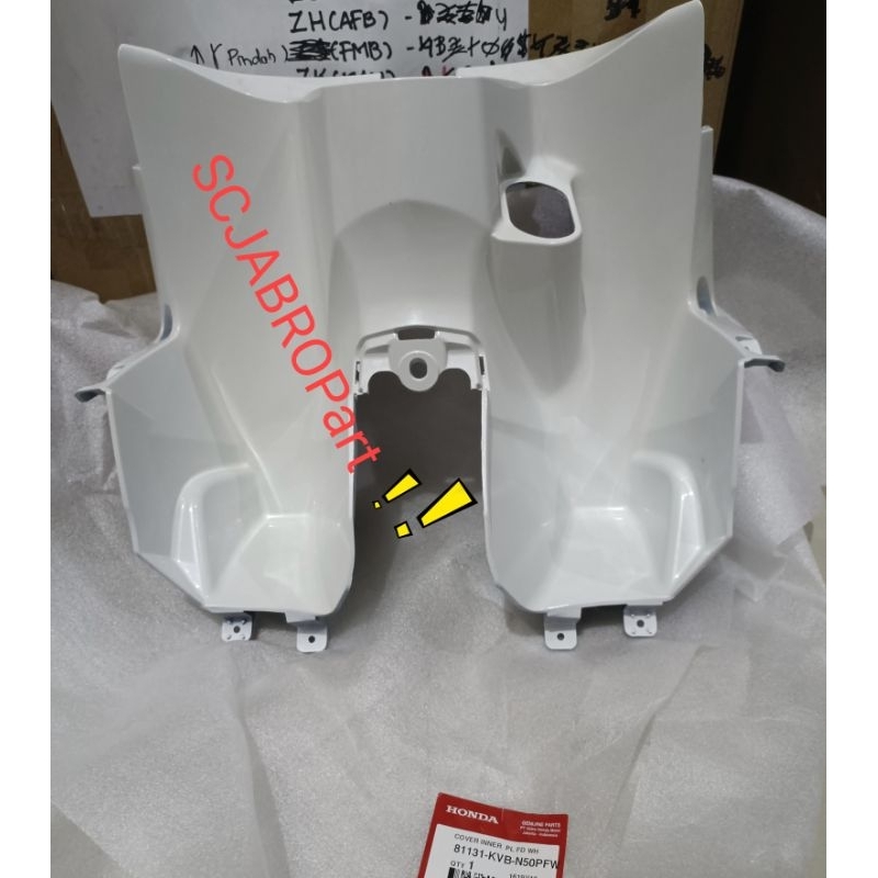 COVER INNER WHITE HONDA110 CARBU TECHNO...81131 KVB N50PFW..ORI AHM