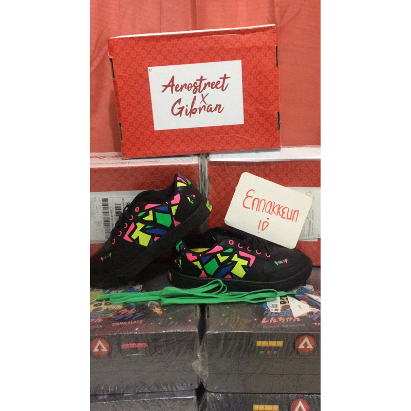 AEROSTREET HOOPS VOLT HITAM LOW