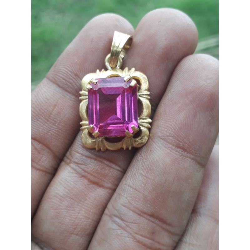 liontin emas batu permata