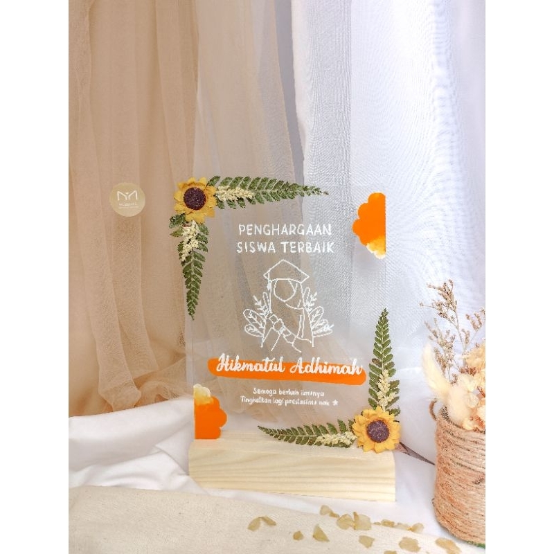 Kado Akrilik Wisuda Nikahan Custom | Acrylic Stand J | Ukuran 14,8x21 cm