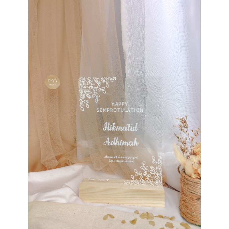 Kado Akrilik Wisuda Nikahan Custom | Acrylic Stand C | Ukuran 14,8x21 cm