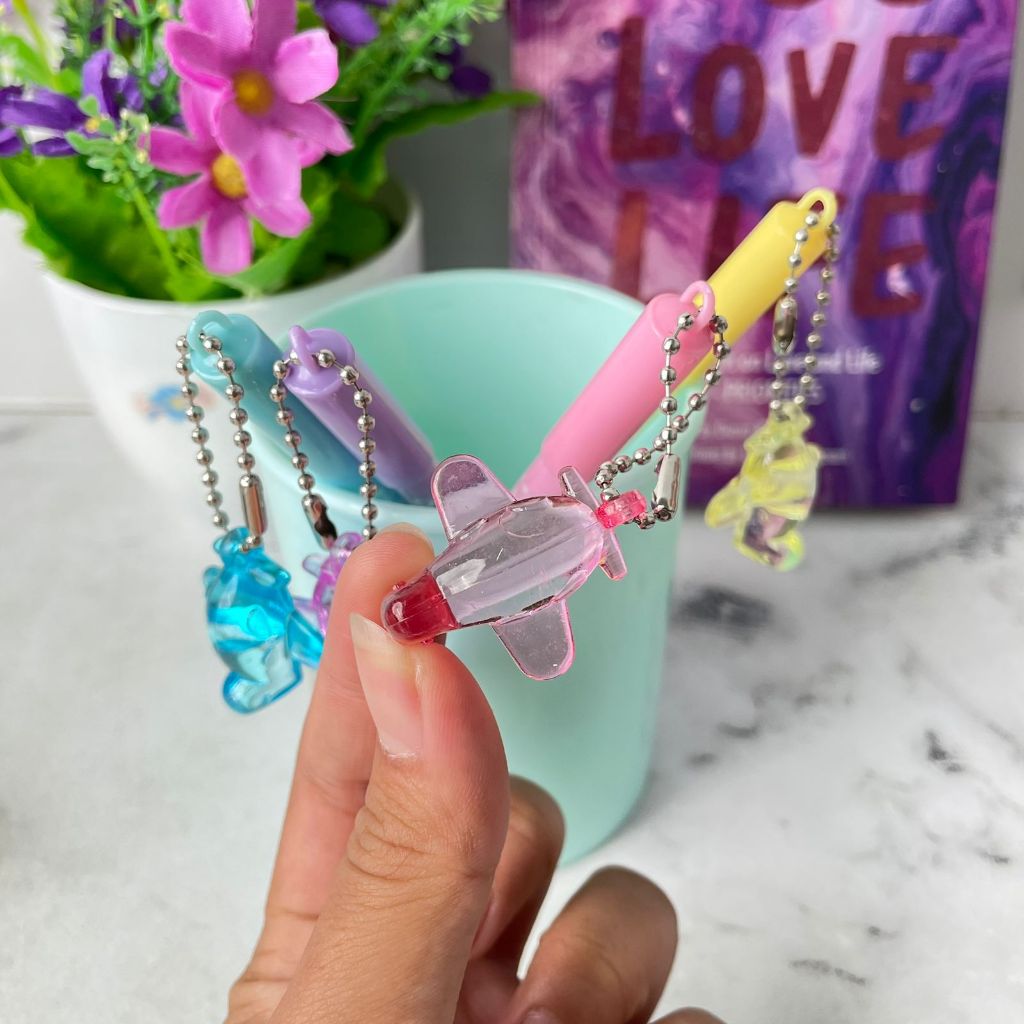 

PULPEN GANTUNGAN PESAWAT PG-1095 pen gel gantungan miniatur pesawat transparan pena transportasi udara pulpen gel gantungan menarik unik kekinian viral